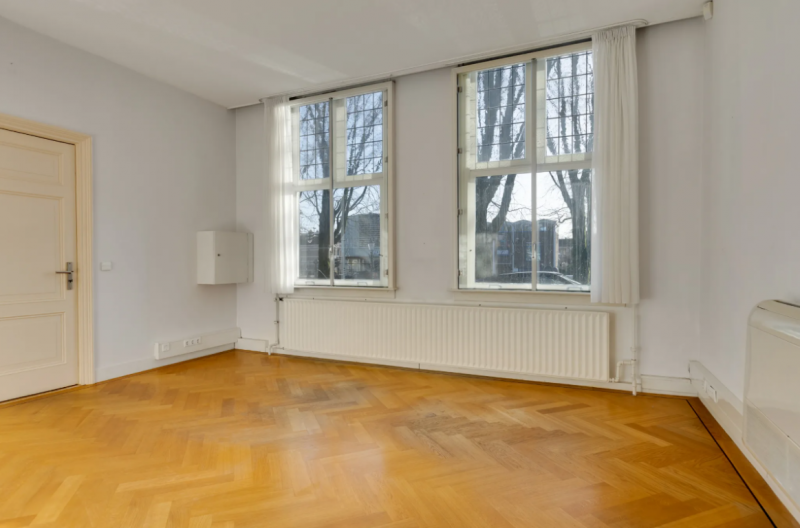 Kantoorruimte in karakteristiek pand centrumring Amersfoort antikraak. Op zoek naar een unieke antikraak kantoorruimte op een toplocatie? Dan is deze karaktervolle kantoorvilla aan rand van het centrum in Amersfoort precies wat je zoekt.